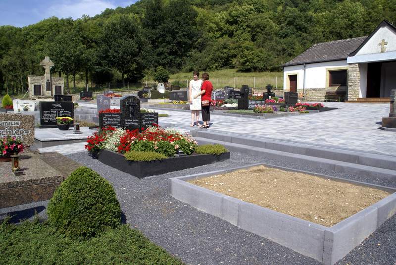 Unser Friedhof wird verschoenert 2008 Bild Nr.013